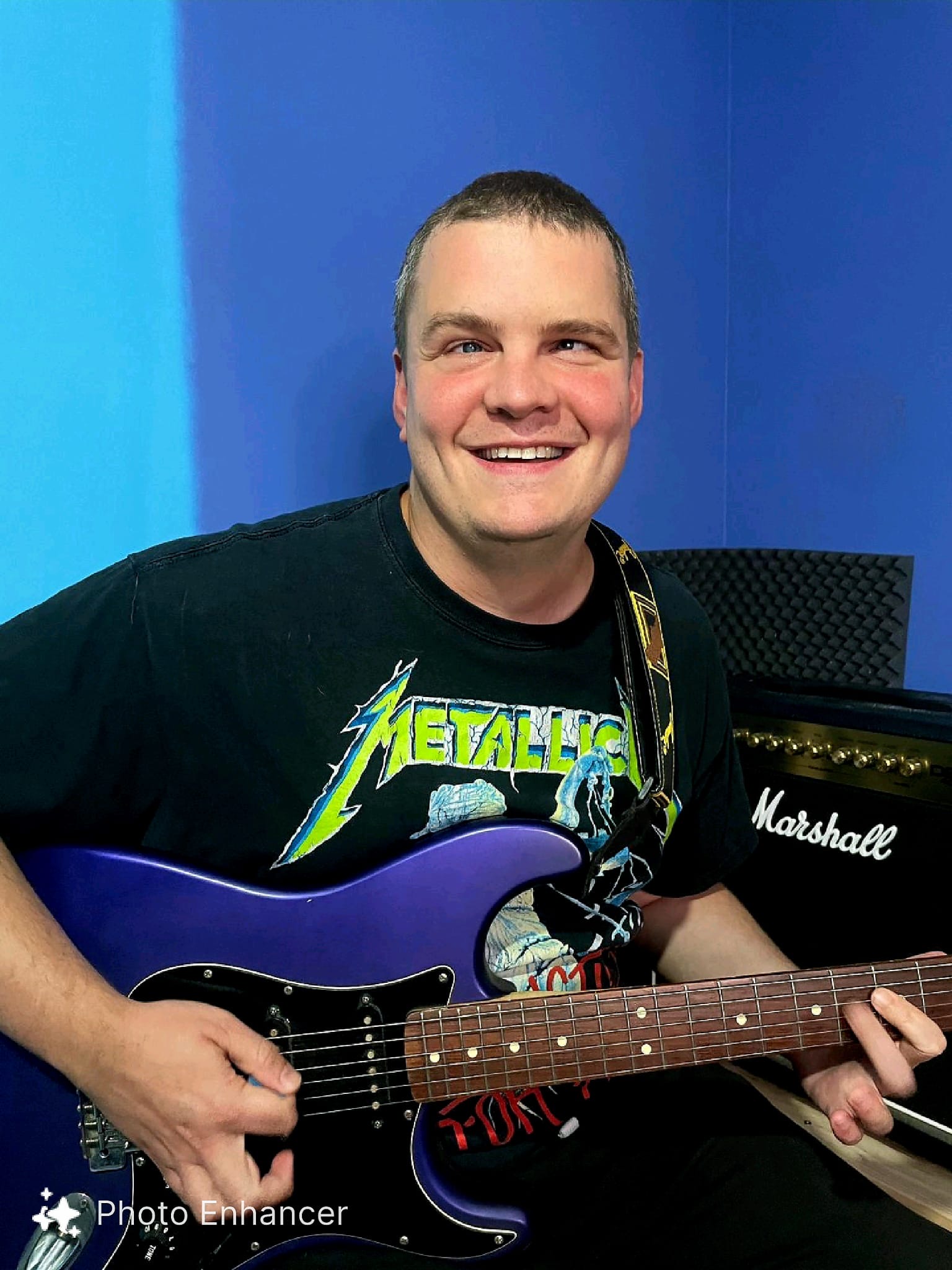 Loïc, votre serviteur, est assis sur sa chaise de bureau, sa guitare à la main. Dans son home studio aux couleurs bleue et violette, il s'apprête à tourner une vidéo afin d'enseigner la pédagogie Zimer Blind